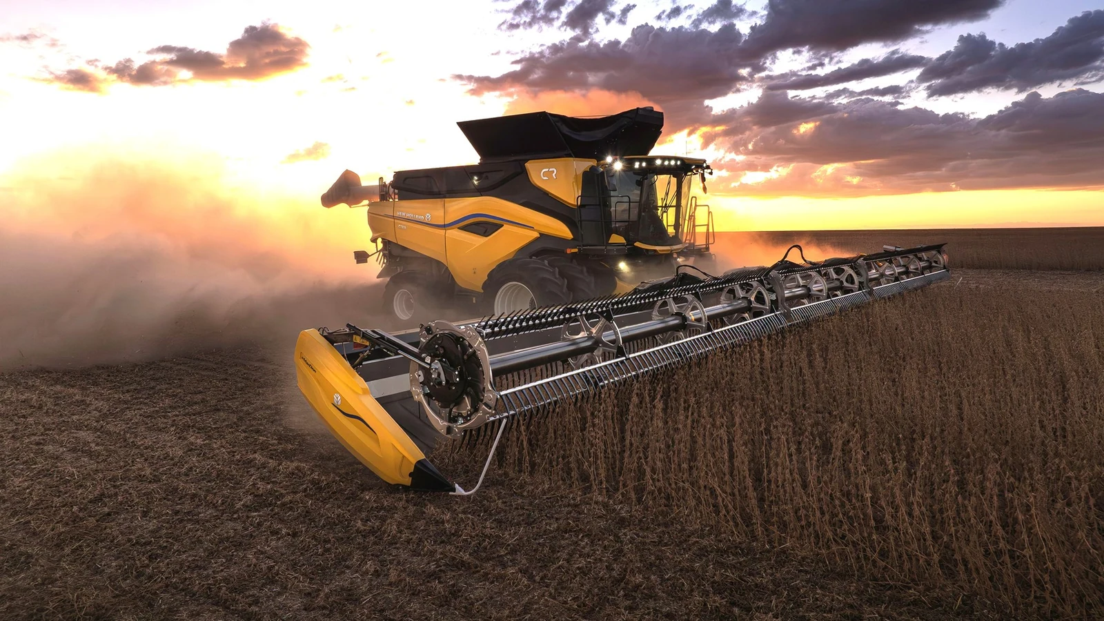 Colheitadeira New Holland CR11 trabalhando no campo ao pôr do sol