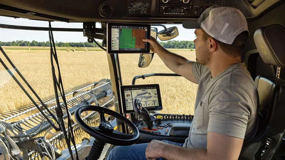 Monitor IntelliView instalado na cabine de uma colheitadeira New Holland