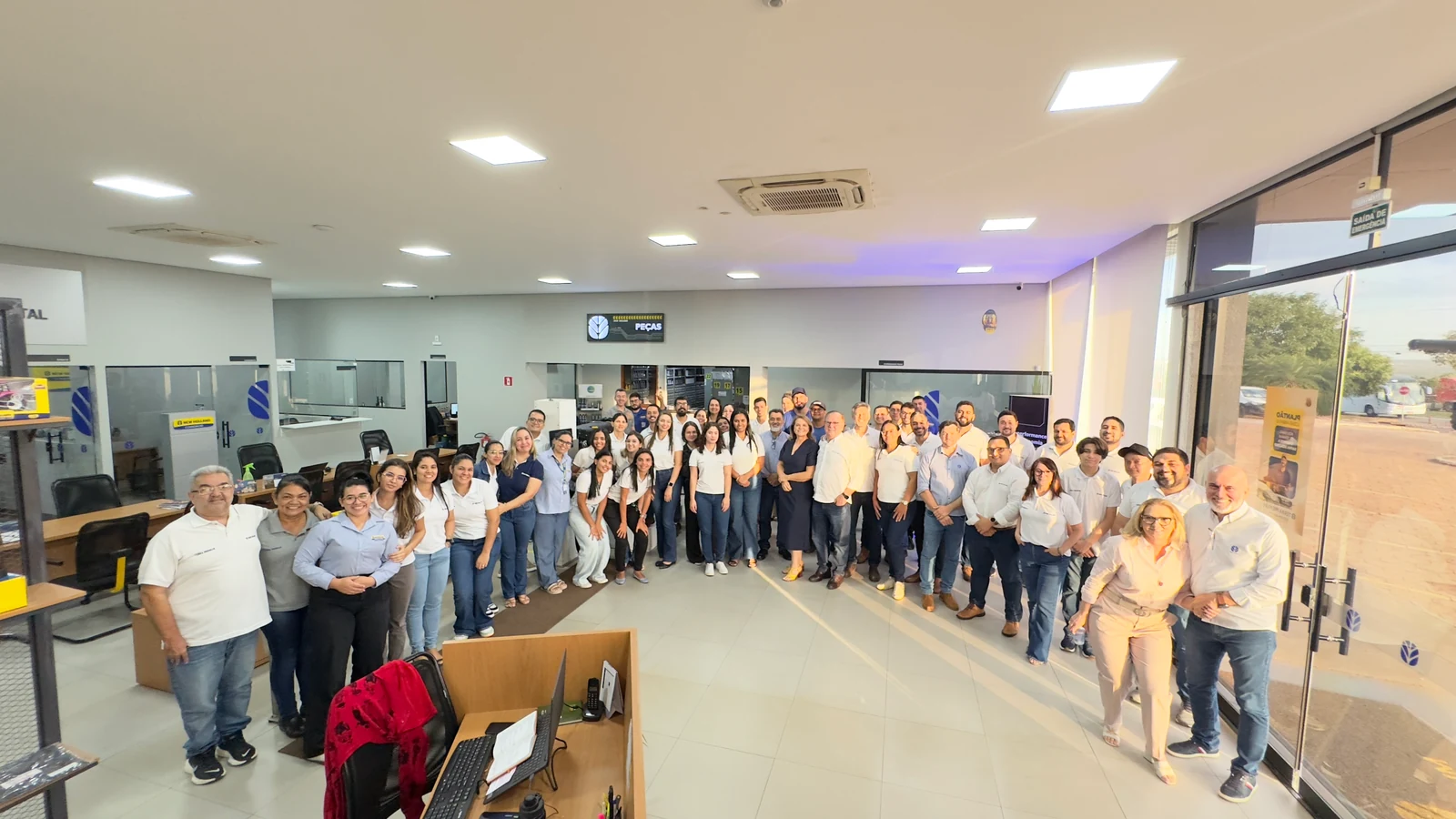 Equipe Terra Premium reunida dentro da empresa