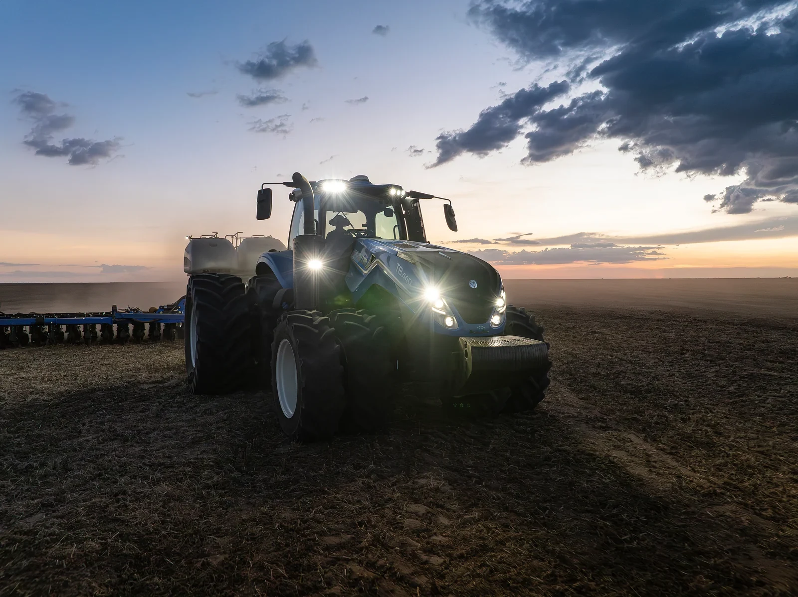 Fotografia da linha T8 PLM Intelligence em campo; configuração ilustrativa para T8.440