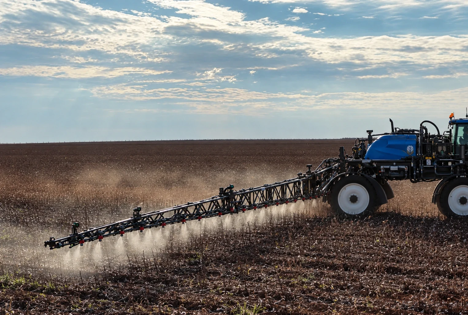 Pulverizador New Holland aplicando sobre palhada e pontos de vegetação viva