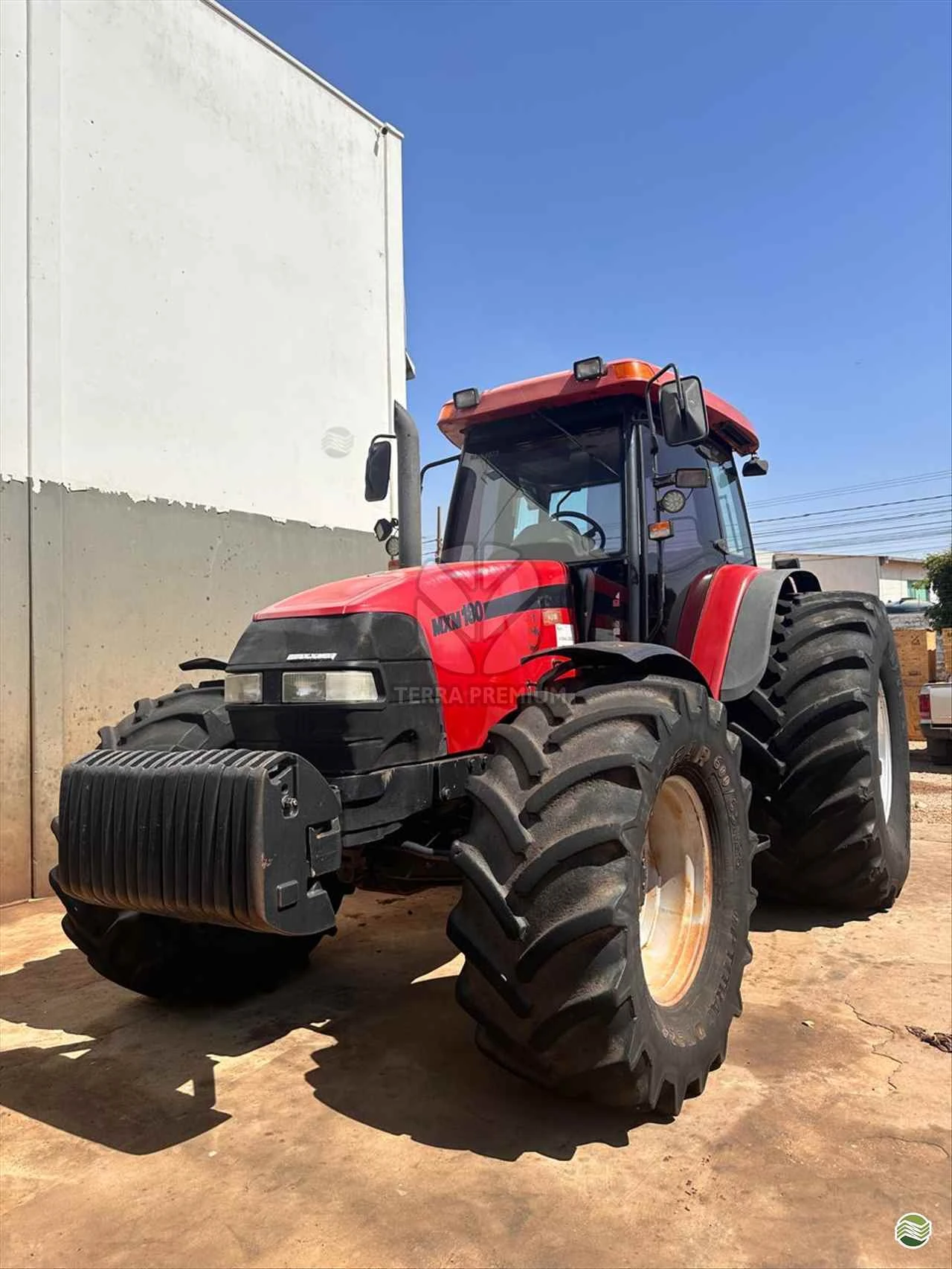 Case MXM 180 — foto da unidade anunciada