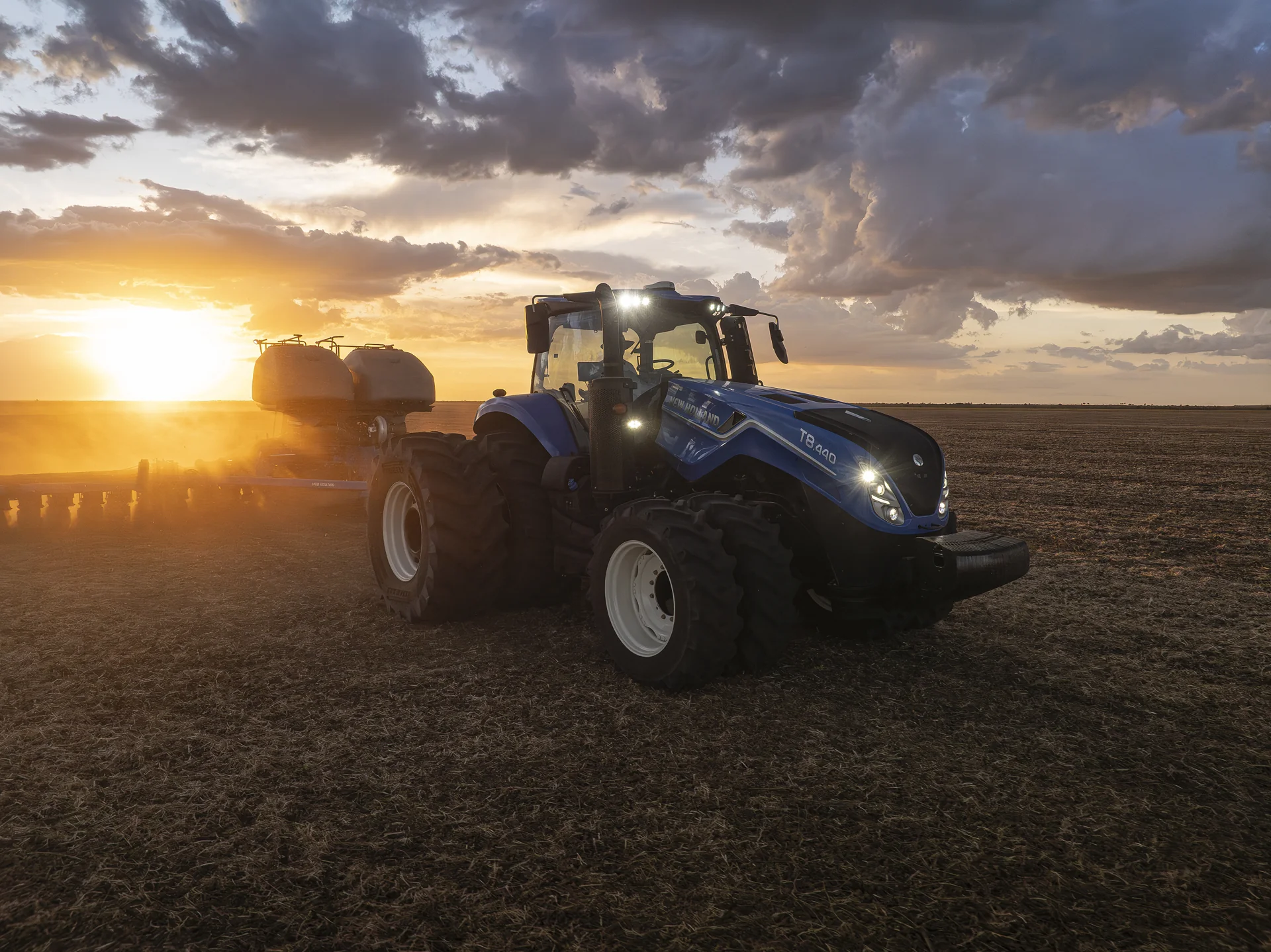 Trator New Holland trabalhando no campo — imagem ilustrativa