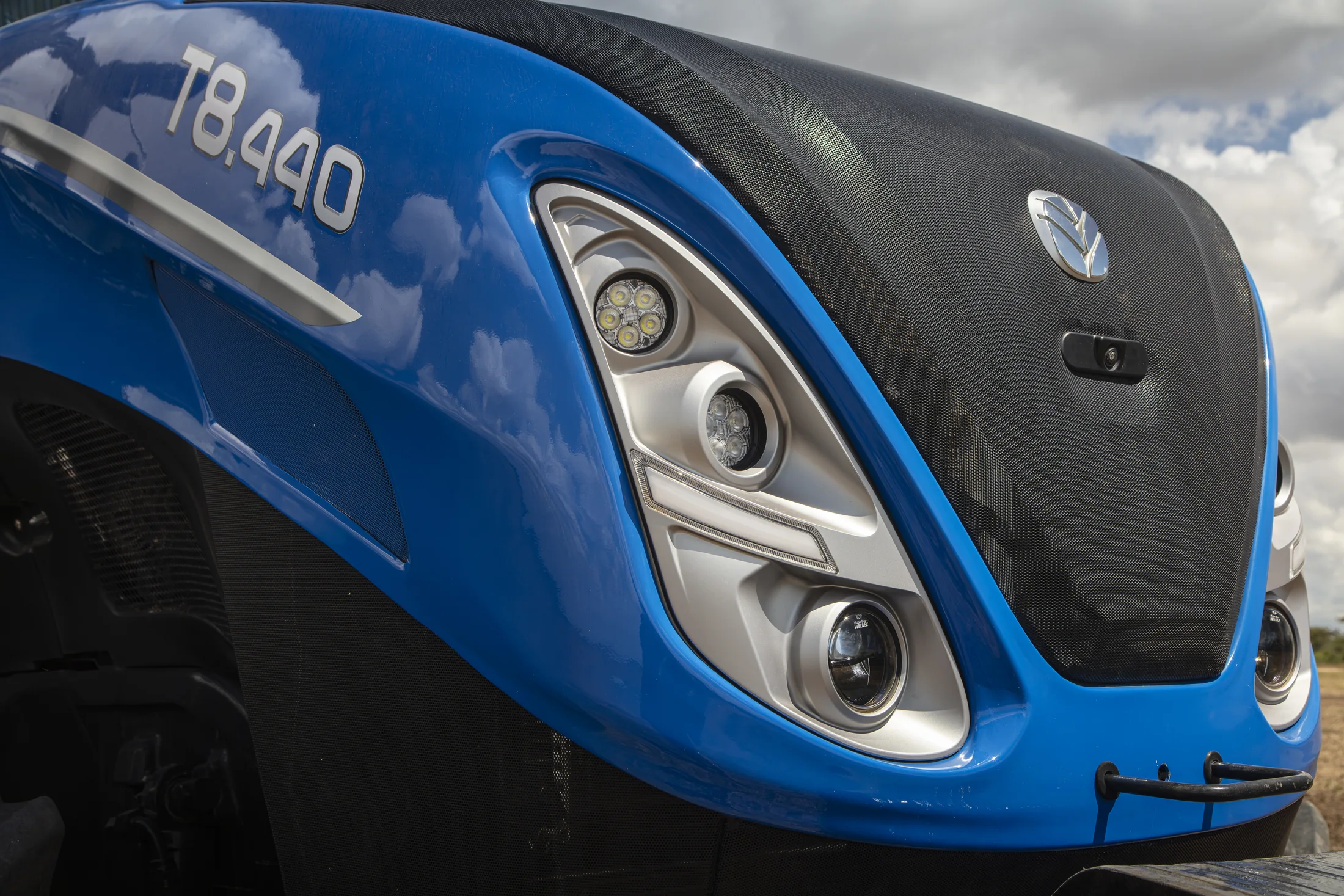 Detalhe frontal e identidade do T8 440
