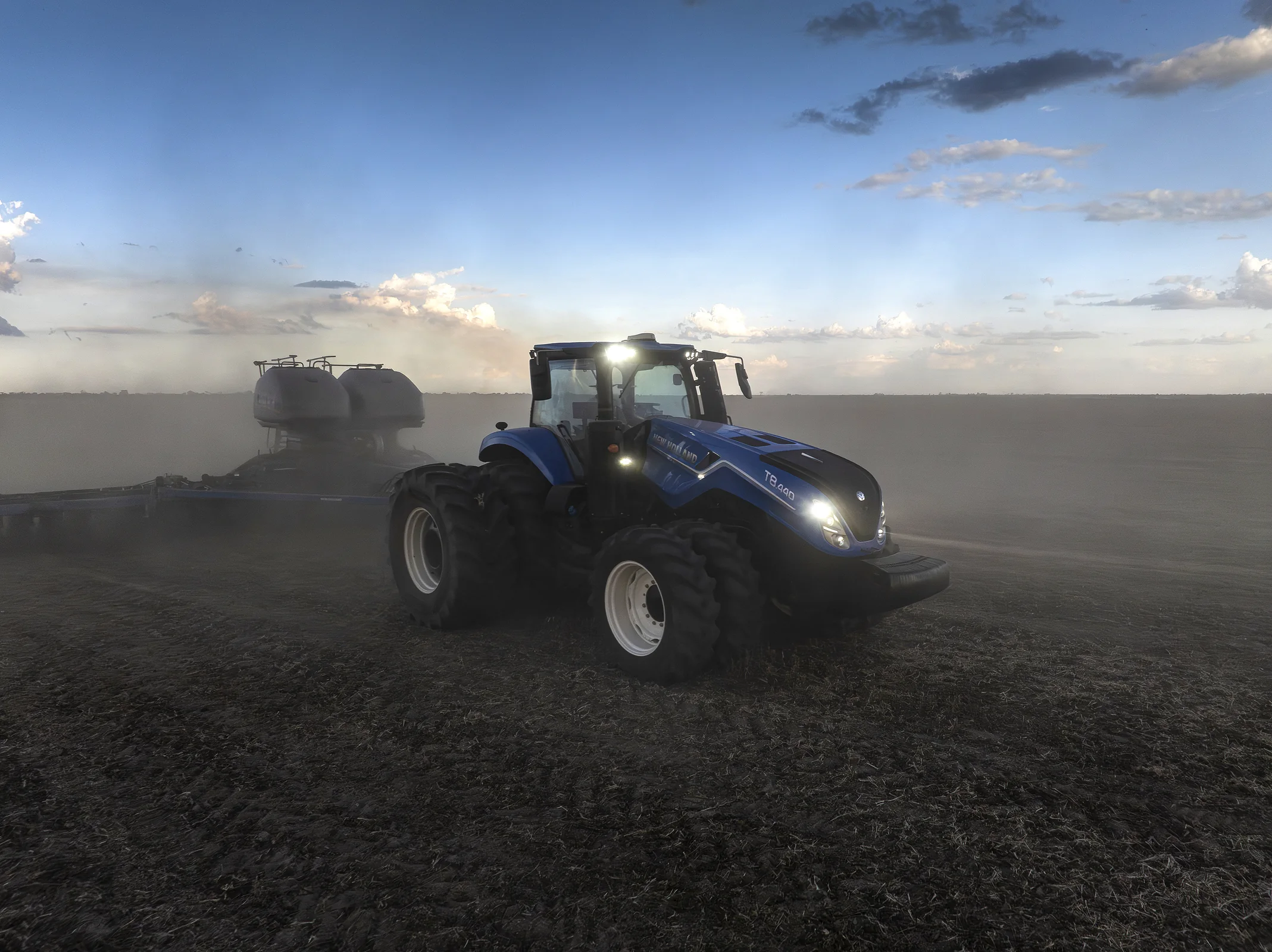 T8 trabalhando no campo ao pôr do sol